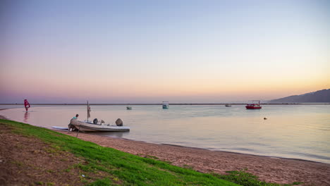 Menschen-Gehen-Spazieren,-Kitesurfen,-Segeln-Am-Strand-In-Der-Abenddämmerung,-Zeitraffer