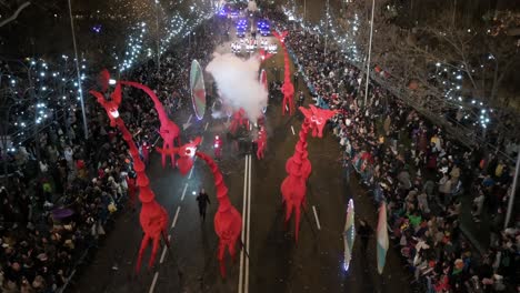 Festwagen-Begrüßen-Kinder-Und-Familien-Beim-Dreikönigsfest,-Auch-Bekannt-Als-Dreikönigsparade