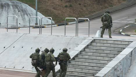 Agentes-De-Policía-Realizan-Un-Simulacro-Antiterrorista-Mientras-Llevan-Un-Ataque-Herido,-O-Terrorista,-Durante-Una-Jornada-De-Puertas-Abiertas-Para-Celebrar-El-Día-De-La-Educación-En-Seguridad-Nacional-En-Hong-Kong,-China.