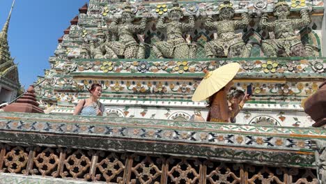 Turistas-Internacionales-En-El-Templo-Religioso-Wat-Arun-En-Bangkok,-Tailandia