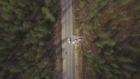 Draufsicht-Auf-Ein-Auto,-Das-Tagsüber-Durch-Einen-Wald-In-Frankreich-Fährt