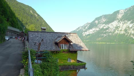 Menschen-Machen-Pause-Von-Einem-Spaziergang-Im-Dorf-Hallstatt