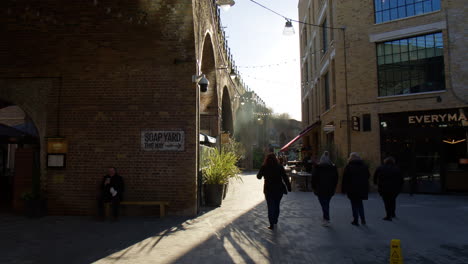 Escena-Diurna-En-Borough-Yards-Dirty-Lane-En-Southwark,-Londres,-Reino-Unido.