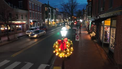 Tiendas-De-Pequeñas-Ciudades-Y-Farolas-Decoradas-Con-Luces-Y-Coronas-Para-Navidad.