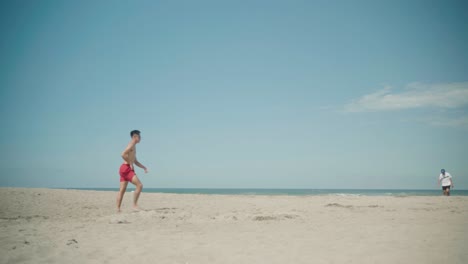 Asiatische-Männer-In-Shorts-Spielen-Beach-Soccer-In-La-Union,-Philippinen