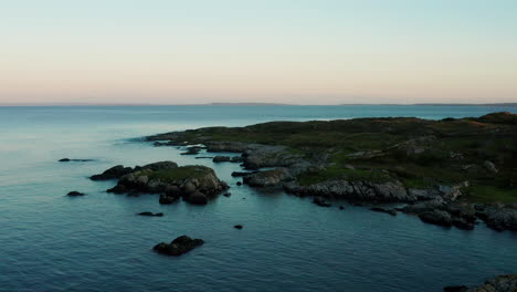 Experimente-La-Fascinante-Belleza-De-Connemara,-Galway,-Irlanda,-Con-Una-Cautivadora-Toma-De-Drones-Que-Muestra-El-Exuberante-Paisaje-Verde-A-Lo-Largo-De-La-Pintoresca-Costa.