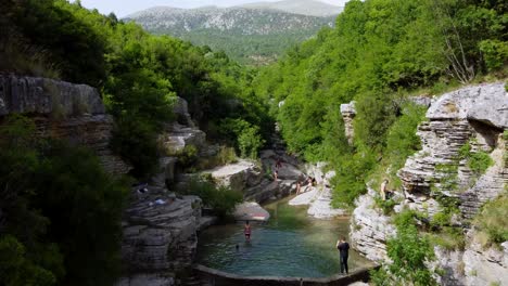 La-Gente-Disfruta-Bañándose-Y-Nadando-En-Piscinas-Naturales-De-Roca-Papingo,-Ovires-De-Rogovo-En-Grecia