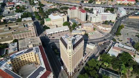 Abstieg-Zum-Emily-Morgan-Hotel-In-San-Antonio,-Während-Die-Texanische-Flagge-Auf-Dem-Dach-Weht