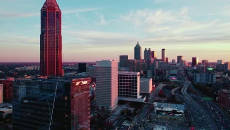 Spektakulärer-Sonnenuntergang-Mit-Blick-Auf-Die-Skyline-Der-Innenstadt-Von-Atlanta