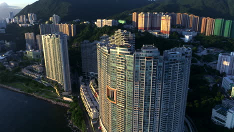 Edificio-Residencial-De-Gran-Altura-En-Cyberport,-Hong-Kong-Durante-La-Puesta-De-Sol