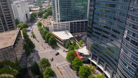 Coches-En-El-Cruce-Entre-Modernas-Torres-De-Rascacielos-En-La-Ciudad-De-Atlanta,-EE.UU.