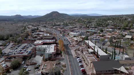 Downtown-Sedona,-Arizona-with-drone-video-moving-up