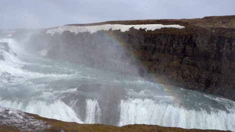 Majestätischer-Gullfoss-Wasserfall-In-Island-Mit-Lebendigem-Regenbogen,-Wintersaison