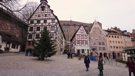 Turistas-Que-Visitan-Los-Diversos-Monumentos-Históricos-Cerca-Del-Castillo-Imperial-En-Nuremberg,-Alemania