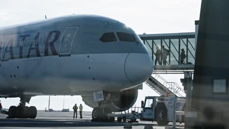 Los-Viajeros-Abordan-El-Avión-De-Pasajeros-De-Qatar-A-Través-Del-Sky-Bridge,-Salidas-Internacionales-Del-Aeropuerto.