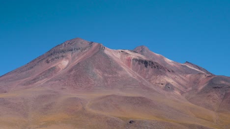 Montaña-Multicolor-En-Medio-Del-Desierto-Con-Cielo-Azul