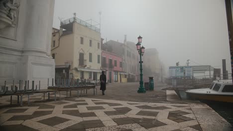 Foggy-Venecia-Piazza-Con-Lámpara-Vintage-Y-Lugareños-Al-Amanecer