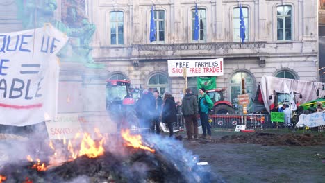 Bauern-Protestieren-Während-Des-EU-Gipfels-Vor-Dem-Europäischen-Parlament-Auf-Dem-Luxemburger-Platz-–-Brüssel,-Belgien