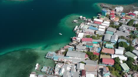 Vista-Aérea-De-Suck-Suck-Cay,-Un-Pueblo-De-Pescadores-En-Útila,-Islas-De-La-Bahía,-Honduras