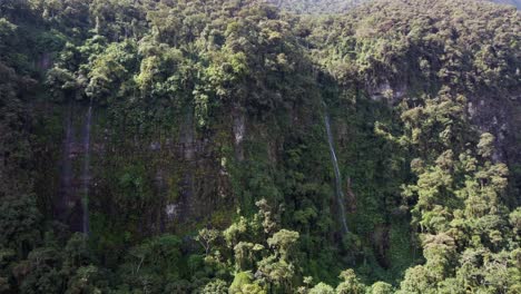 Cascadas-En-La-Empinada-Montaña-De-La-Selva-En-Bolivia,-Yungas-Rd-Aérea