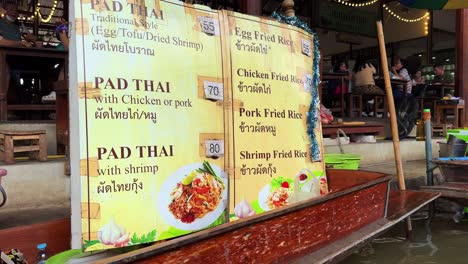 Bangkoks-Größter-Schwimmender-Markt-Khlong-Lat-Mayom,-Essensverkäufer-Auf-Holzbooten