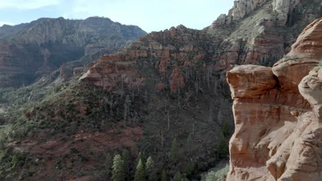 Red-rock-mountains-and-buttes-in-Sedona,-Arizona-with-drone-video-moving-forward-close-up