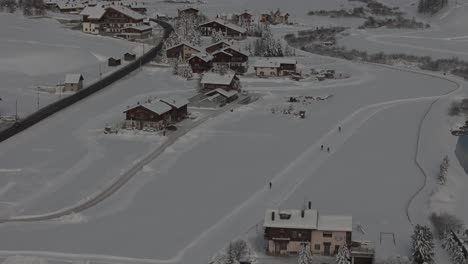 Impresionante-Vídeo-Con-Drones-De-Los-Alpes-De-Livigno:-Picos-Nevados,-Ciudad-Y-Pueblo-De-Montaña,-Ideal-Para-Anuncios-Turísticos-Y-De-Invierno-De-Alta-Calidad.