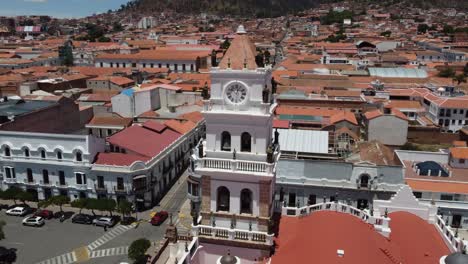 Antenne-Umkreist-Eng-Uhrturm-Statuen-Auf-Sucre-Basilika-In-Bolivien