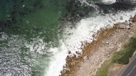 Olas-Espumosas-Que-Salpican-La-Costa-Rocosa-Por-La-Carretera-En-Las-Montañas-De-Los-Doce-Apóstoles-En-Ciudad-Del-Cabo,-Sudáfrica