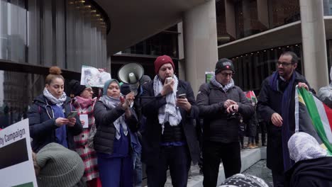 Hombre-Con-Megáfono-Se-Dirige-A-La-Multitud-En-La-Protesta-Pro-palestina,-Londres