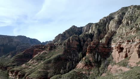 Red-rock-mountains-and-buttes-in-Sedona,-Arizona-with-drone-video-moving-in-a-circle-close-up