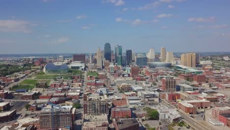 Kansas-City,-Missouri,-01-September-2018-–-Aerial-drone-footage-zooming-toward-Kansas-City-downtown-with-skyline