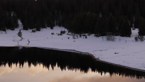 Panorámica-Aérea-Del-Lago-Palù-En-Temporada-De-Invierno-Al-Atardecer,-Valmalenco,-Itlay.