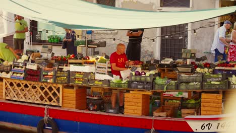 Mercado-De-Frutas-Y-Verduras-En-Un-Barco