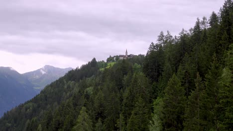 Zooming-in-on-the-village-of-Platt-Plata-on-a-cloudy-day,-Passeier-valley,-South-Tyrol,-Italy