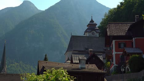 Haga-Zoom-En-La-Torre-De-La-Iglesia-Del-Pueblo-De-Hallstatt.