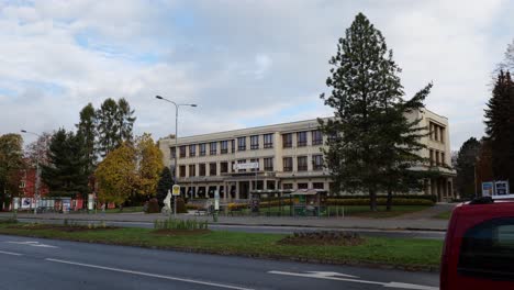 Kulturni-dum-Petra-Bezruce-culture-house-in-Havirov,-Czech-Republic-with-cars-driving