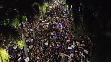 Nachtdemonstranten-Feiern-Den-Frauentag-Auf-Der-Plaza-Santa-Cruz-In-Bolivien