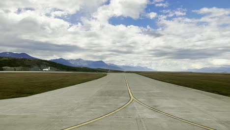 POV-Eines-Passagiers-Aus-Einem-Flugzeug,-Das-Auf-Dem-Rollfeld-Des-Internationalen-Flughafens-Ushuaia-Malvinas-Rollt