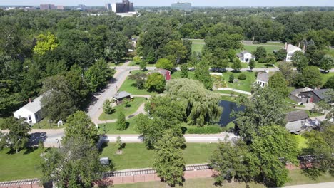Gemütliches-Und-Historisches-Greenfield-Village,-Dearborn,-Michigan,-USA,-Luftaufnahme