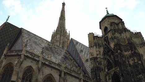 Farbenfrohes-Und-Dekoriertes-Dach-Der-St.-Stephans-Kathedrale