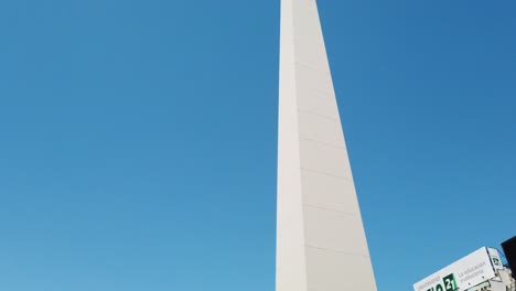 Closeup-Shot-of-the-Argentine-Obelisk-above-Blue-Summer-Skyline-in-Buenos-Aires-City