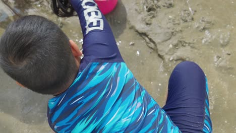 Zwei-Asiatische-Kinder-Spielen-Im-Sand-An-Einem-Wunderschönen-Strand