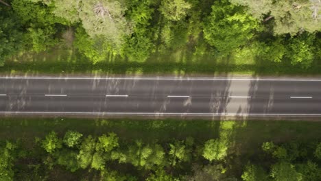 Vertikale-Luftaufnahme-Einer-Leeren-Asphaltstraße-Mitten-Im-Wald-Im-Sommer