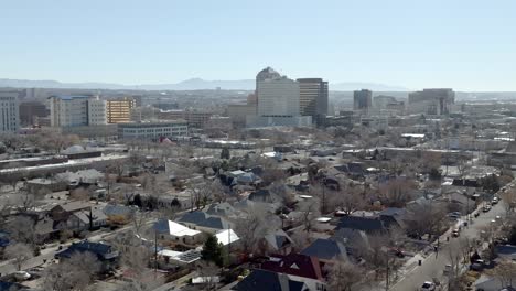 Centro-De-Albuquerque,-Nuevo-México,-Con-Un-Amplio-Espectáculo-De-Video-De-Drones-Moviéndose-Hacia-Los-Lados