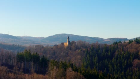 Cinemática,-Vista-Aérea-Del-Castillo-De-Grodno-En-Zagorze,-Polonia-A-Finales-De-La-Temporada-De-Otoño.