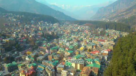 Aerial-view-Citi-of-Manali-Landscape,-Himachal-Pradesh,-India