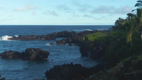 Slow-pan-right-shot-of-Waianapanapa-State-Park,-coastal-scene,-Hawaii