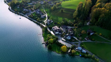 Rustikales-Dorf-Inmitten-Schneebedeckter-Berge,-Sonnenlicht-Taucht-Die-Szene-In-Einen-Warmen-Glanz