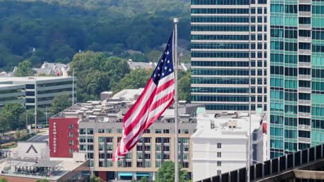 Ondeando-Lentamente-La-Bandera-Estadounidense-En-El-Centro-De-La-Ciudad-De-Atlanta,-EE.UU.